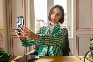 Netflix Isyaratkan Emily in Paris Bakal Lanjut ke Musim Keenam