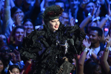 Lady Gaga Mencuri Perhatian di VMA 2025 dengan Gaun Marc Jacobs