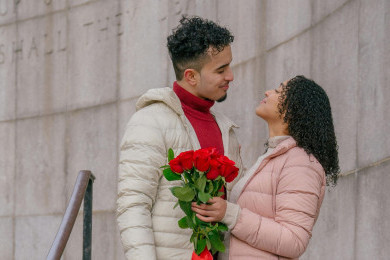Alasan Bunga Mawar & Cokelat Jadi Simbol Romantisme untuk Rayakan Valentine