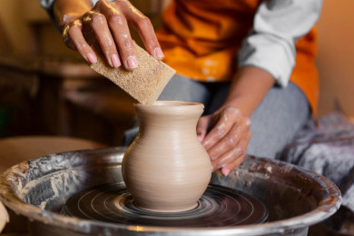Pottery, Hobi Kreatif dan Healing: Pilih Hand-Building atau Wheel Throwing?