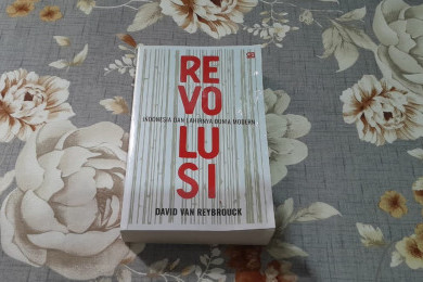 Resensi Buku Revolusi, Saat Perubahan Sosial-Politik Indonesia Mengubah Dunia