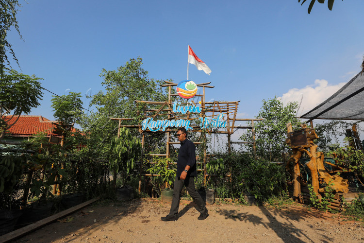 Pengunjung beraktivitas di Ekowisata Mangrove Mulyo Asri, Desa Mulyorejo, Kecamatan Tirto, Kabupaten Pekalongan, Jawa tengah, Rabu (5/7/2023).