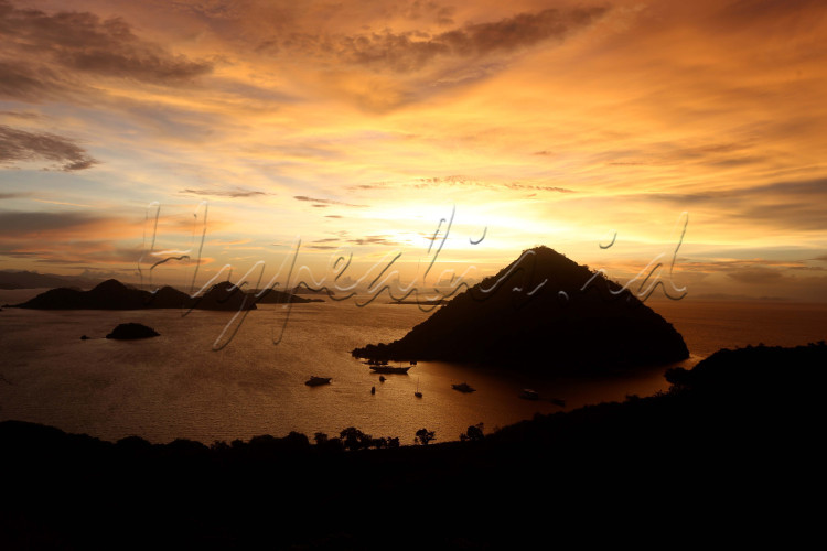 Pemandangan Laut Flores saat matahari terbenam di bukit Amelia Sea View, Labuan Bajo, Nusa Tenggara Timur.