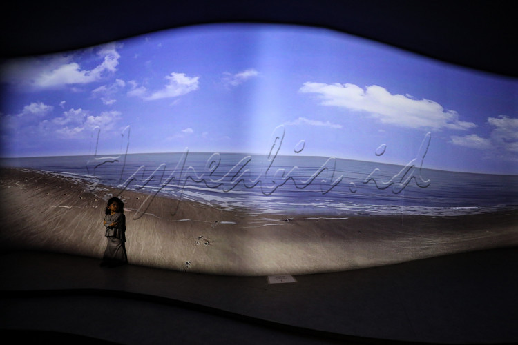 Seorang anak berada di dekat layar visual bibir pantai di Museum Tsunami Aceh Banda Aceh.