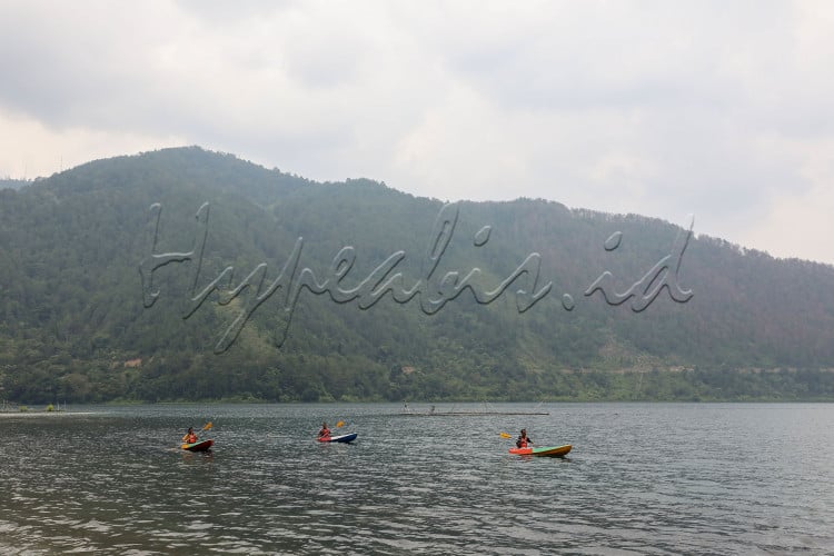 Wisatawan bermain kayak di Desa Wisata Meat, Kabupaten Toba Samosir, Sumatra Utara.