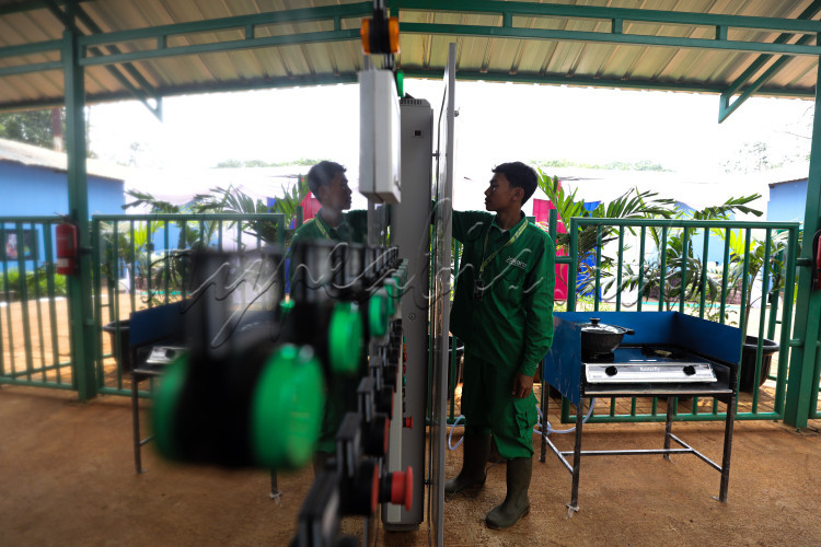 Petugas beraktivitas di area Waste to Energy dan Learning Center Pengelolaan Sampah seusai diresmikan di Taman Margasatwa Ragunan (TMR), Jakarta.