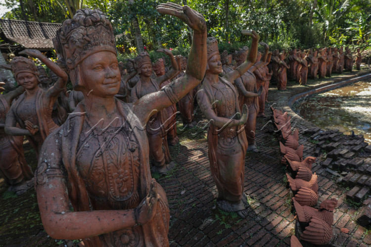 Deretan Patung penari yang ada di Taman Gandrung Terakota, Banyuwangi.