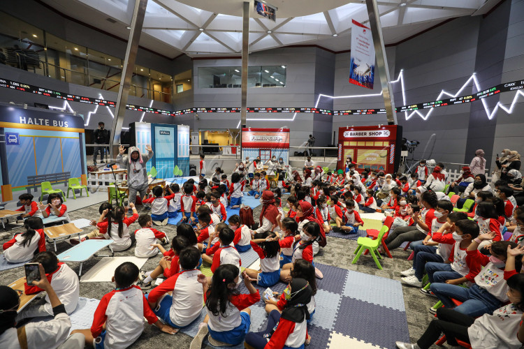 Sejumlah murid Taman Kanak-Kanak (TK) mengikuti permainan kecerdasan otak saat acara Pembukaan Perdagangan oleh Investor Masa Depan di PT Bursa Efek Indonesia, Jakarta, Senin (30/1/2023). 