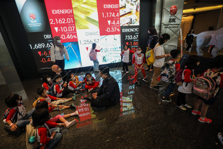 Sejumlah murid Taman Kanak-Kanak (TK) mengikuti edukasi tentang manfaat menabung saat acara Pembukaan Perdagangan oleh Investor Masa Depan di PT Bursa Efek Indonesia, Jakarta, Senin (30/1/2023).