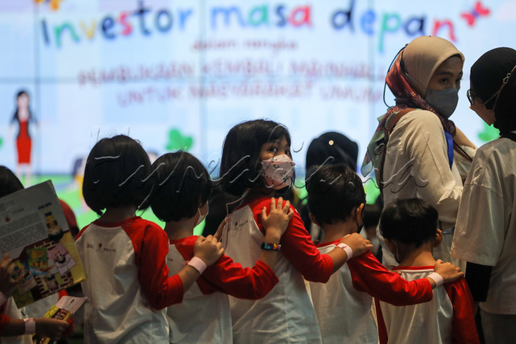 Sejumlah murid Taman Kanak-Kanak (TK) mengikuti edukasi tentang manfaat menabung saat acara Pembukaan Perdagangan oleh Investor Masa Depan di PT Bursa Efek Indonesia, Jakarta, Senin (30/1/2023).