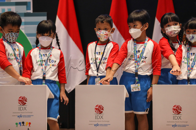 Sejumlah murid Taman Kanak-Kanak (TK) menekan tombol sebagai tanda pembukaan perdagangan saham di Jakarta, Senin (30/1/2023). 