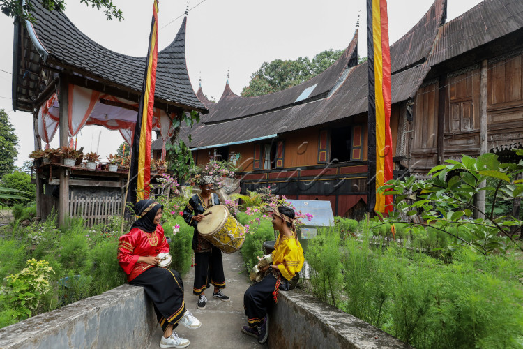Sejumlah pemuda memainkan alat musik kesenian tradisional di Desa Wisata Kampuang Minang Nagari Sumpu Tanah Datar, Sumatera Barat, Kamis (22/6/2023).