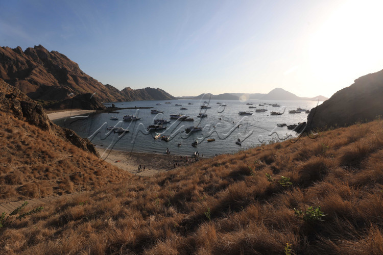 Wisatawan asing menunggu kapal seusai menikmati sunrise.