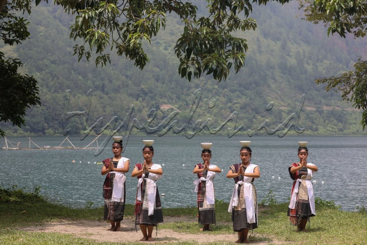 Sejumlah remaja menari di Desa Wisata Meat, Kabupaten Toba Samosir, Sumatra Utara.
