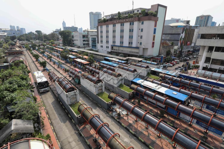 Bus melintas di Terminal Blok M, Jakarta, Selasa (25/7/2023).