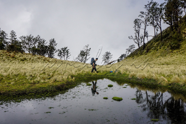 Pendaki melitasi di Gupak Menjangan.