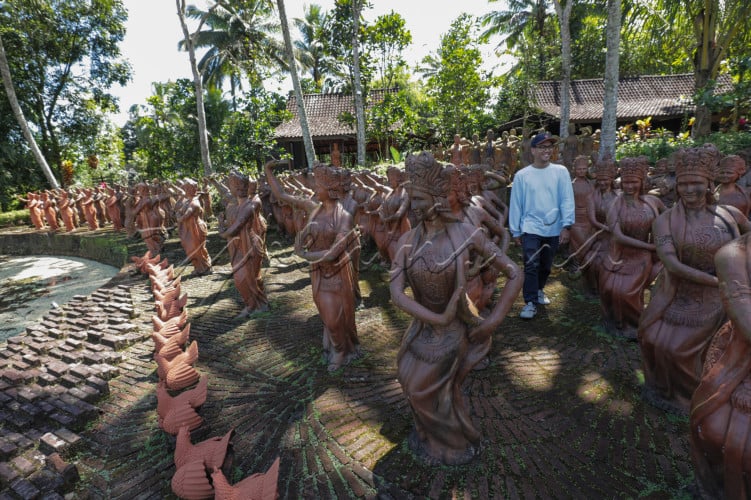 Wisatawan melihat koleksi patung di Taman Gandrung Terakota.