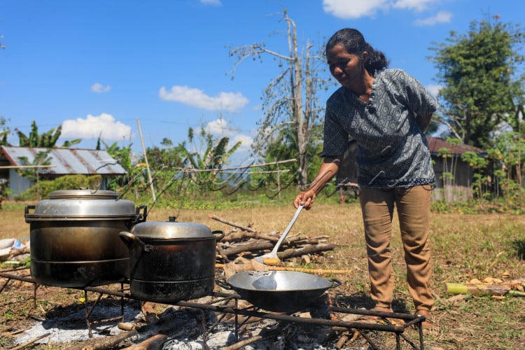 Seorang ibu memasak menggunakan tungku di Desa Loha, Manggarai Barat, Nusa Tenggara Barat, Senin (21/8/2023). Desa kecil yang berada di kaki bukit ini memiliki potensi yang besar, terutama tanaman vanili. Vanili adalah tanaman penghasil bubuk vanili yang biasa dijadikan pengharum makanan. Bubuk ini dihasilkan dari buahnya yang berbentuk polong. Vanili memili aroma harum dan manis.