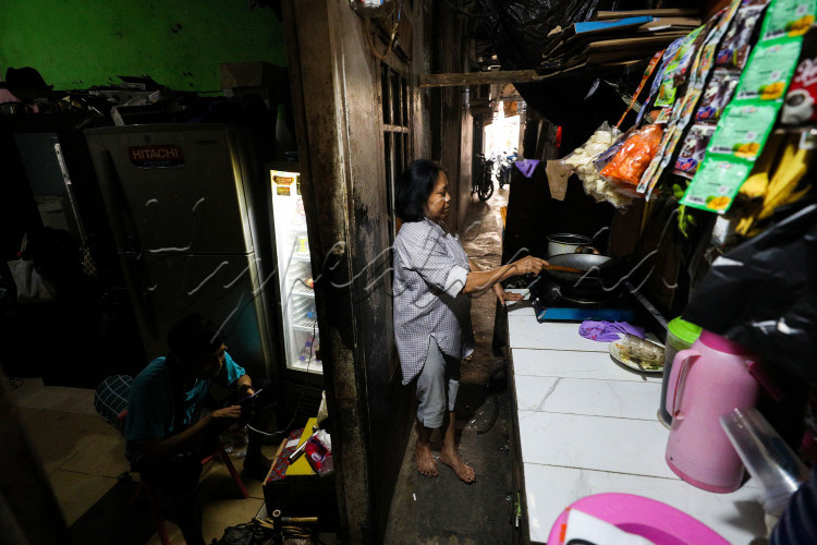 Tempat berdagang dan pemukiman yang bercampur baur di Kelurahan Jembatan Besi atau yang biasa disebut Gang Venus.
