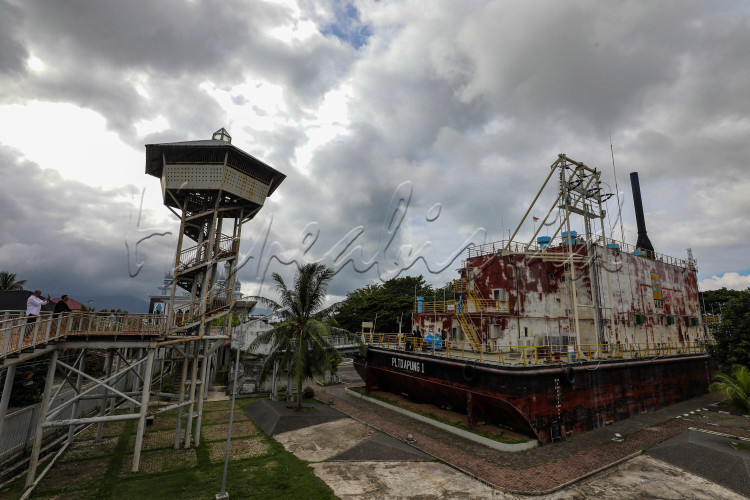 Kapal PLTD Apung yang kini menjadi situs sejarah di Museum Tsunami Aceh.