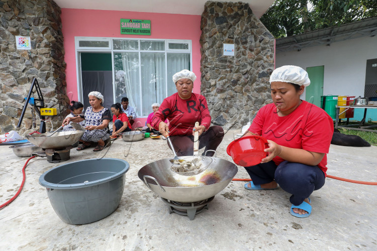 Warga membuat makanan olahan bakso goreng (basreng) di di Desa Wisata Meat, Kabupaten Toba Samosir, Sumatra Utara.