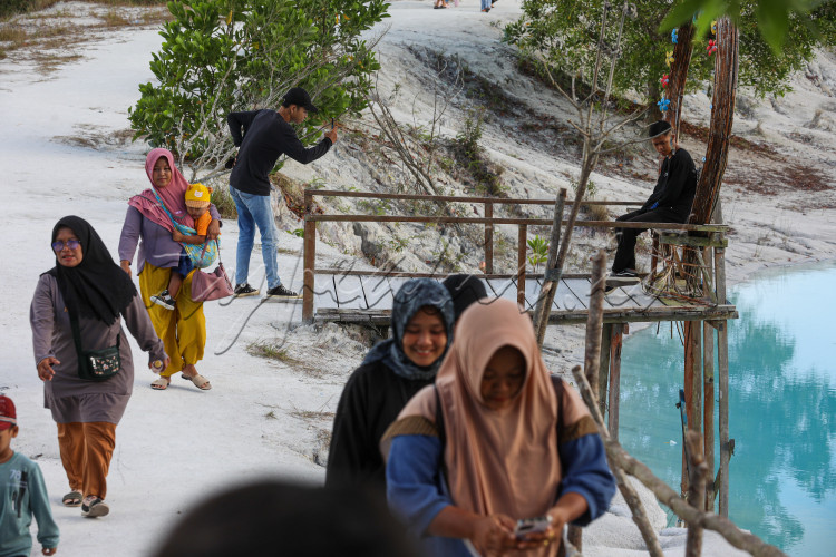 Wisatawan beraktivitas di kawasan wisata danau Kaolin.Danau Kaolin menjadi sebutan beberapa galian pertambangan di Pulau Bangka dan Pulau Belitung. Galian tersebut sudah ditinggalkan sejak 1971. Airnya menjadi warna biru dan indah dilihat, Selasa (27/7/2023).