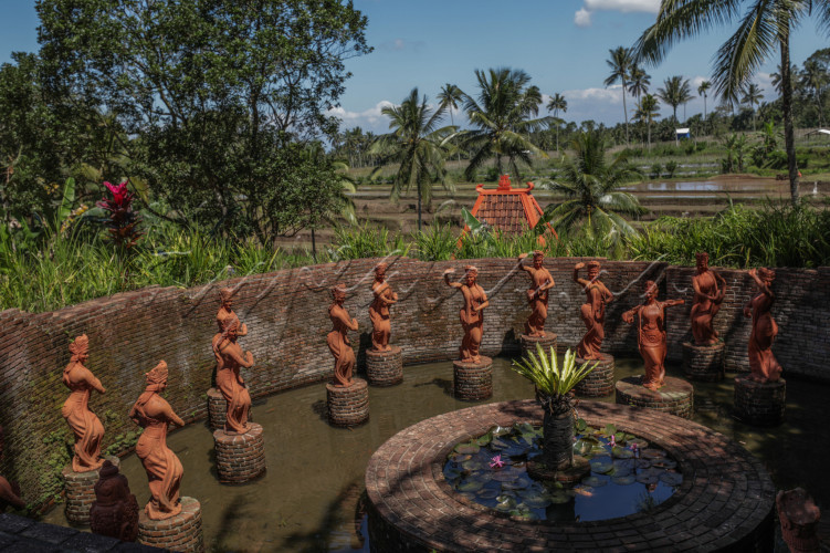 Deretan Patung penari yang ada di Taman Gandrung Terakota, Banyuwangi.