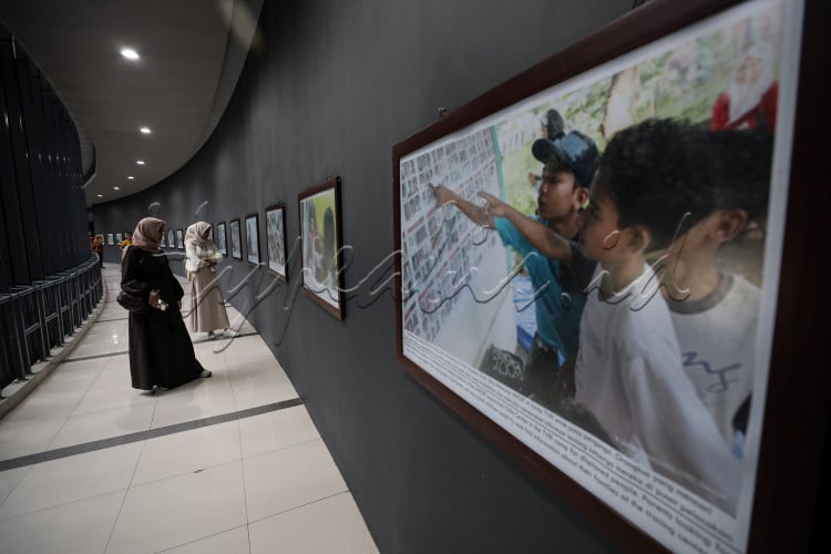JIBI/Bisnis/Arief Hermawan PNAPAK TILAS TSUNAMI DI TANAH RENCONG Pengunjung mengamati foto-foto korban di Museum Tsunami Aceh Banda Aceh, Selasa (21/11/2023).