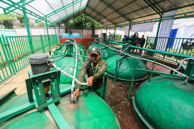 Petugas beraktivitas di area Waste to Energy dan Learning Center Pengelolaan Sampah seusai diresmikan di Taman Margasatwa Ragunan (TMR), Jakarta.