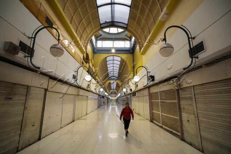 Pengunjung berjalan di lorong Mal Blok M di Jakarta, Selasa (25/7/2023).