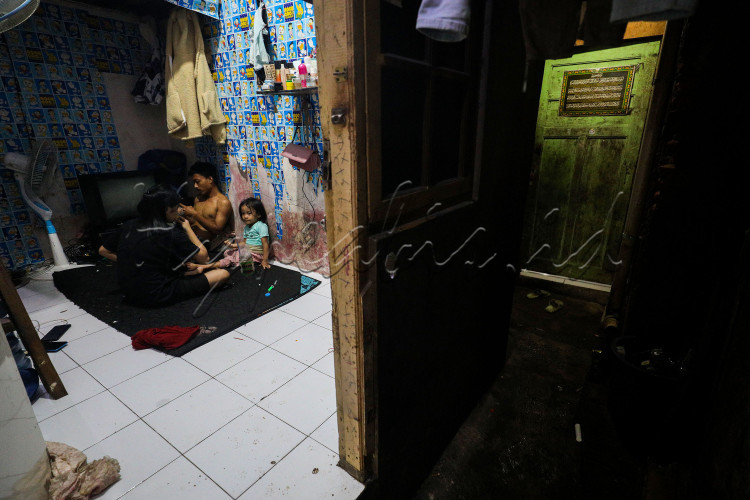 Aktivitas warga di dalam rumah semi permanen di Gang Venus.
