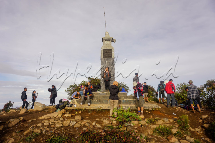 Sejumlah pendaki berada di area puncak Lawu.