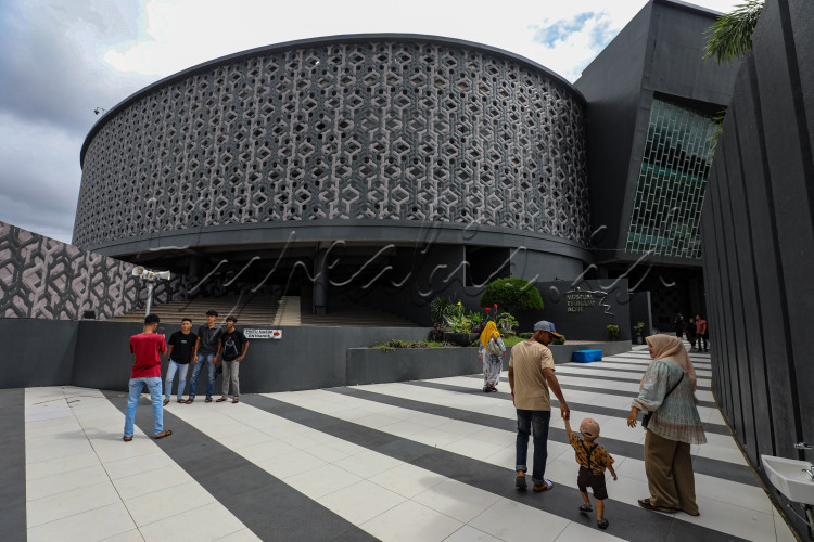 Pengunjung berada di halaman Museum Tsunami Aceh.