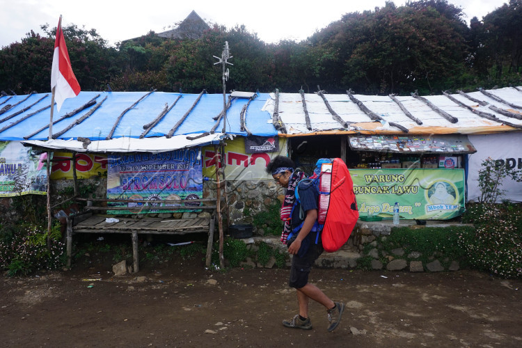Pendaki melitasi Warung Mbok Yem.