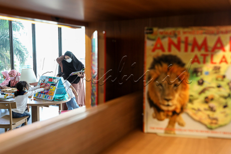 Anak-anak bermain disalah satu fasilitas di perpustakaan Taman Ismail Marzuki Jakarta.