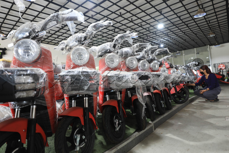 Calon pembeli melihat motor listrik disalah satu showroom di Jakarta.