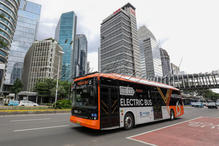 Bus listrik Transjakarta melintas di Jakarta.
