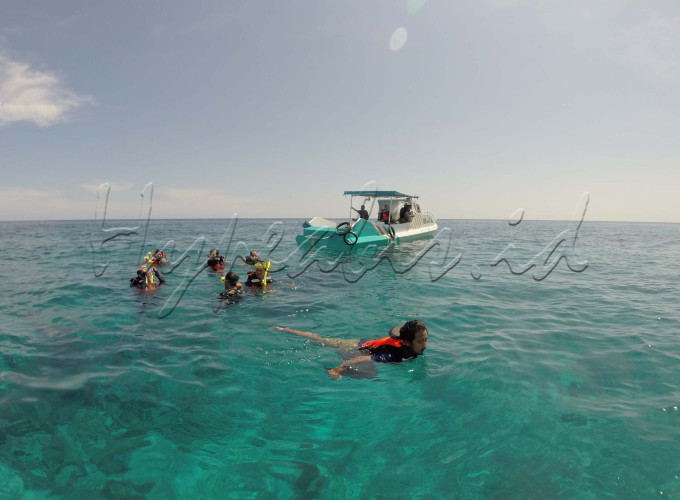 Wisatawan snorkling disalah satu spot di Pantai Bira, Kabupaten Bulukumba, Sulawesi Selatan.
