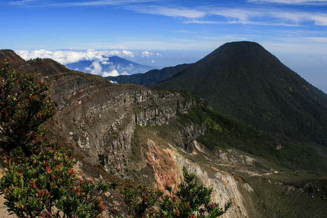 Pemandangan alam dari puncak Gunung Gede, Jawa Barat. Letaknya yang dekat dengan Jakarta membuat gunung ini banyak di datangi pegiat alam bebas asal Ibu Kota terlebih saat akhir pekan. Gunung yang memiliki ketinggian mencapai 2.958 mdpl ini memiliki 3 jalur yaitu jalur Cibodas, jalur Gunung Putri di Cipanas, dan jalur Selabintana di Sukabumi.