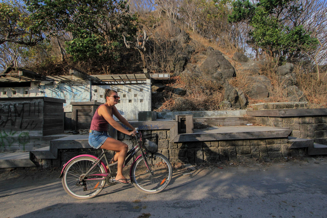 Wisatawan bersepeda di Pulau Gili Trawangan, Lombok Utara, Nusa Tenggara Barat. Pulau seluas 340 ha ini merupakan pulau terbesar sekaligus pulau teramai dibanding dua pulau lainnya, yakni Gili Meno dan Gili Air.&nbsp;Untuk dapat berkeliling di pulau tersebut, wisatawan dapat menggunakan sepeda untuk menikmati keindahan alam dengan tarif penyewaan sebesar 50-75 ribu.
