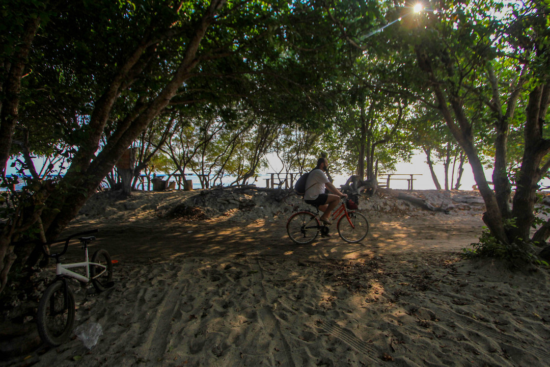 Wisatawan bersepeda di Pulau Gili Trawangan, Lombok Utara, Nusa Tenggara Barat. Pulau seluas 340 ha ini merupakan pulau terbesar sekaligus pulau teramai dibanding dua pulau lainnya, yakni Gili Meno dan Gili Air.&nbsp;Untuk dapat berkeliling di pulau tersebut, wisatawan dapat menggunakan sepeda untuk menikmati keindahan alam dengan tarif penyewaan sebesar 50-75 ribu.