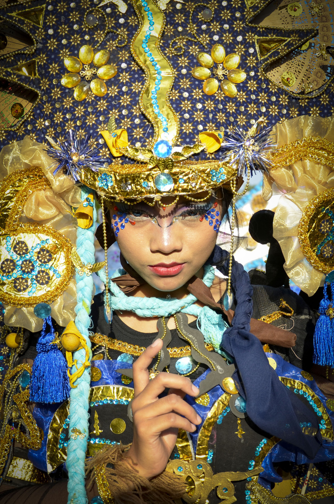Karnaval busana menjadi daya tarik saya ketika melihat peserta parade mempertunjukkan kostum yang rumit dan unik dipertontonkan dalam karnaval.