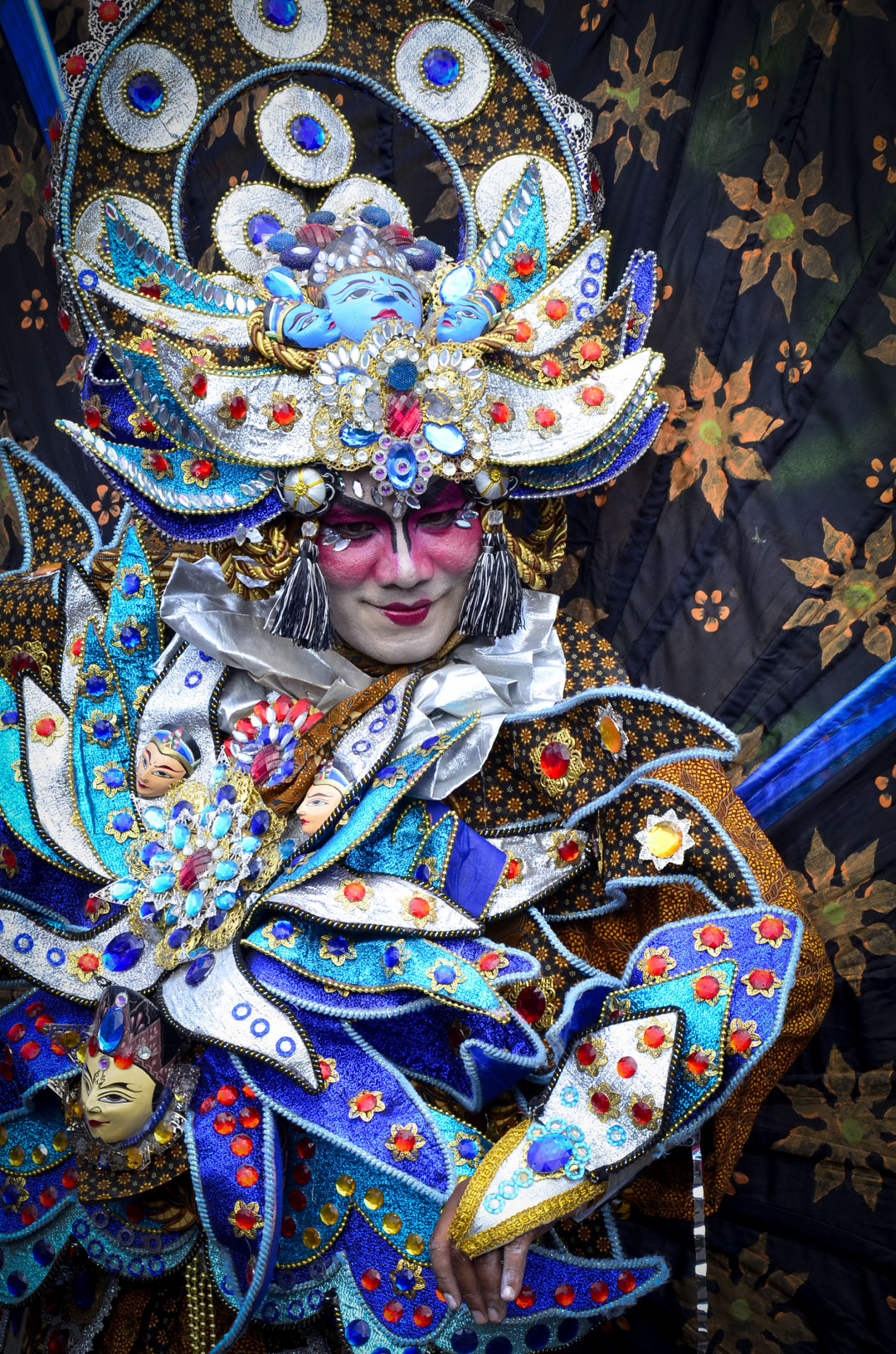 Karnaval adalah suatu pementasan ekspresi masyarakat suatu daerah atau suatu negara yang mengangkat beberapa tema khusus pada perayaannya.
Di luar itu, karnaval menjadi bagian ekonomi kreatif yang dapat mendatangkan devisa dan kunjungan wisatawan bagi suatu negara.