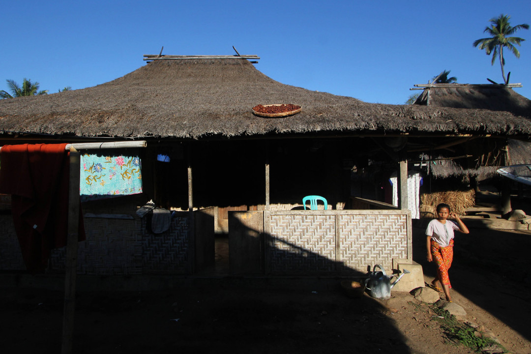 Aktivitas warga di Kampung Tradisional Senaru di Kecamatan Bayan, Lombok Utara, Nusa Tenggara Barat. Desa yang berada di lereng Gunung Rinjani tersebut bentuk rumahnya hingga kini masih seragam dengan tiang kayu, dinding bambu, atap ilalang dan fondasi rumah berupa tanah atau batu.