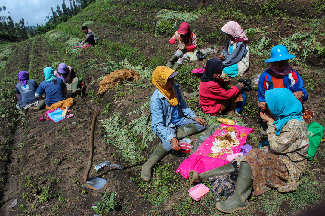 Cara perempuan suku Tengger melilitkan kain di tubuhnya memiliki arti dan identitas khusus.