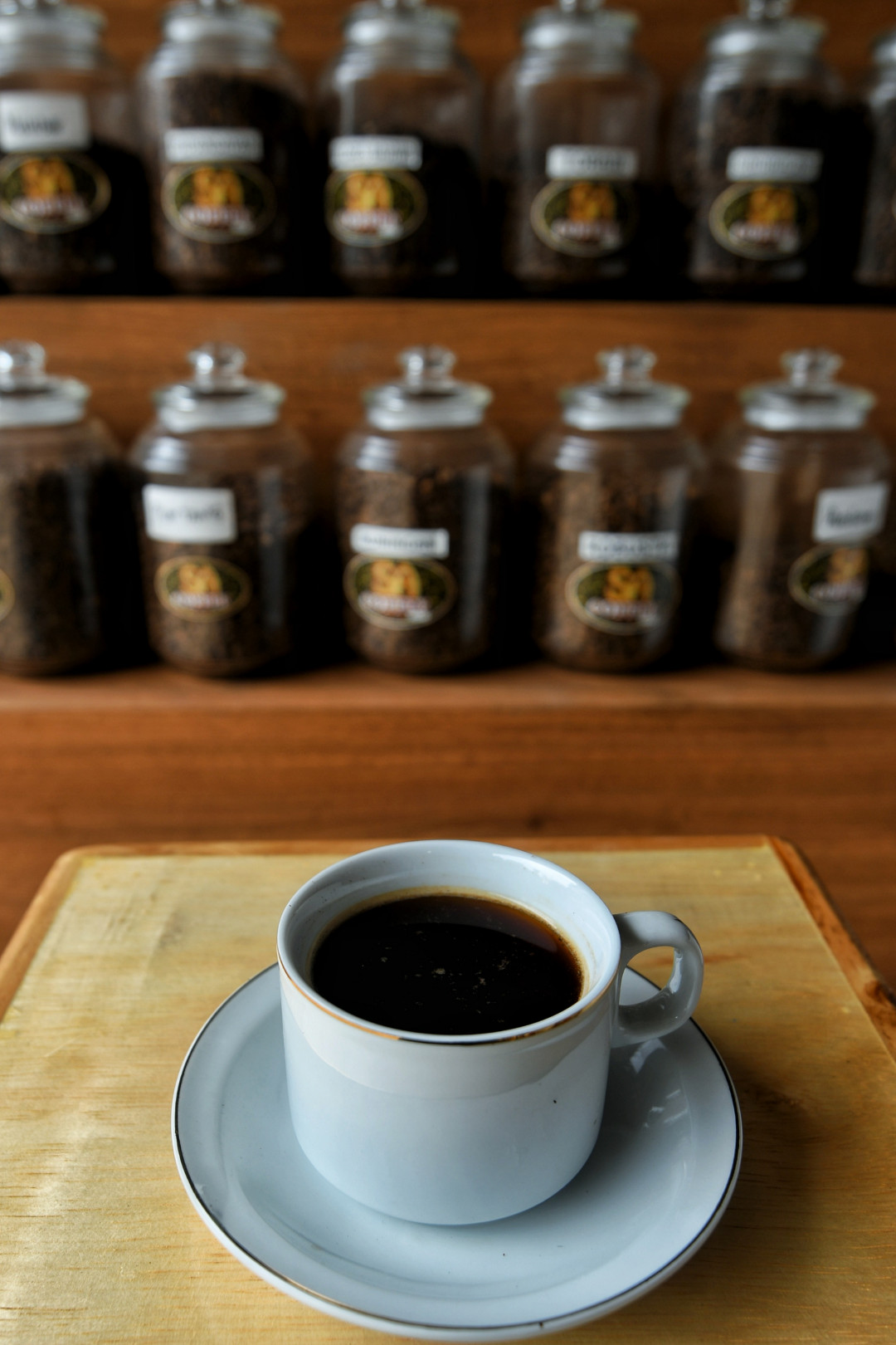 Secankir kopi menyimpan berbagai cita rasa, tergantung jenis dan daerahnya.