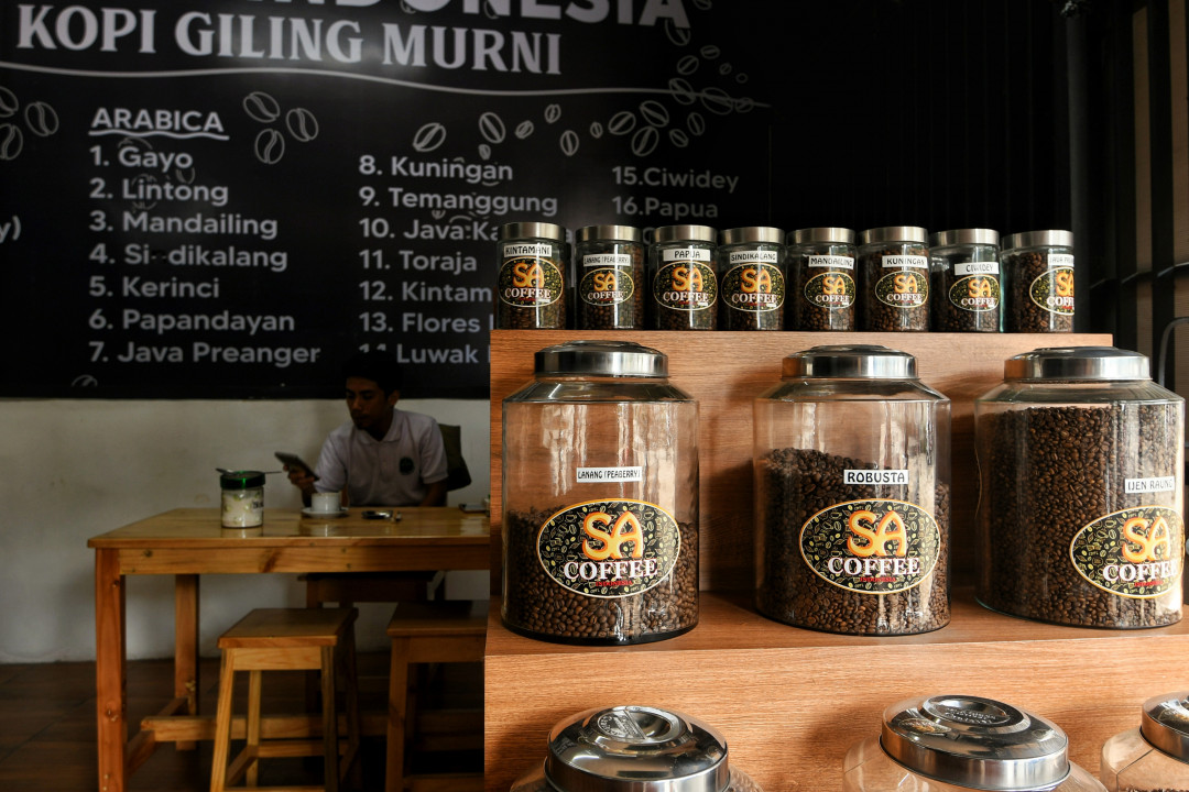 Menikmati kopi bisa dilakukan kapan saja dan dimana saja. Bersama teman atau pun sendiri tetap enak dirasa.