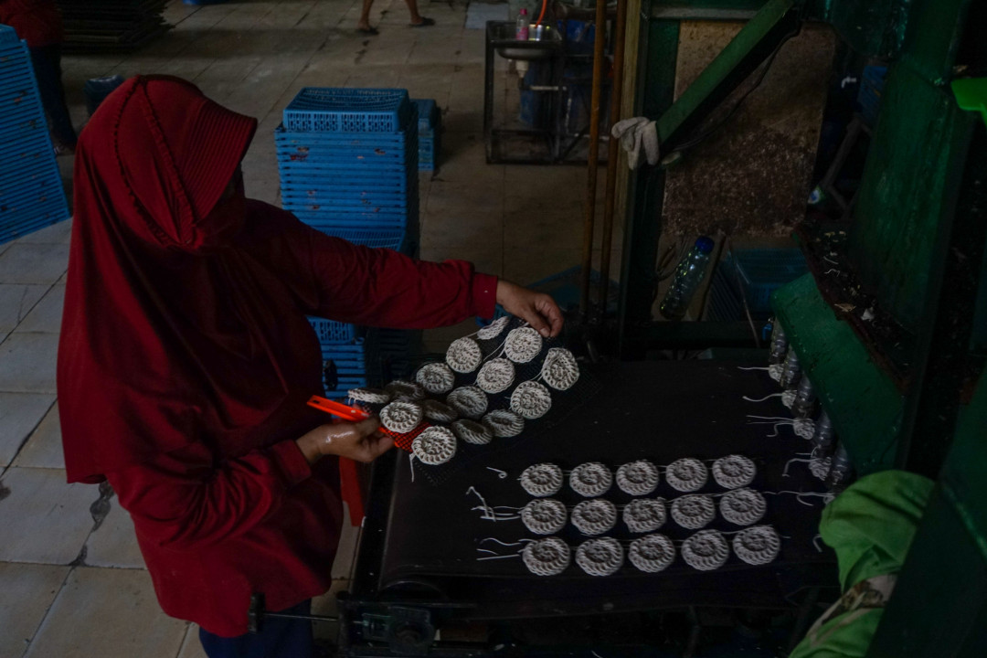 Foto ini memperlihatkan pekerja yang sedang melakukan proses produksi kerupuk pasundan. Dari berbagai jenis kerupuk di Indonesia, salah satu kerupuk yang cukup terkenal ialah kerupuk pasundan. Pabrik pembuatanya berada di Jalan Raya Bedahan, Sawangan, Depok.