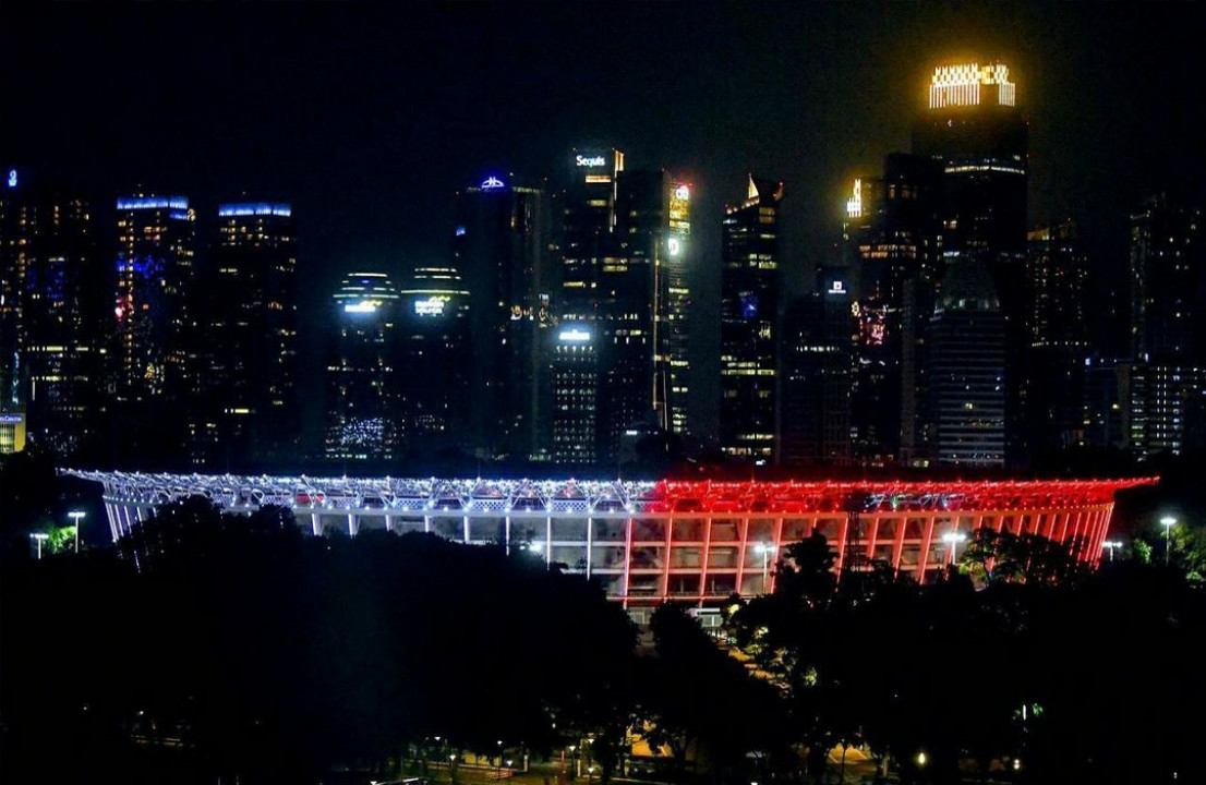 Pemandangan stadiun gelora bung karno ketika malam hari