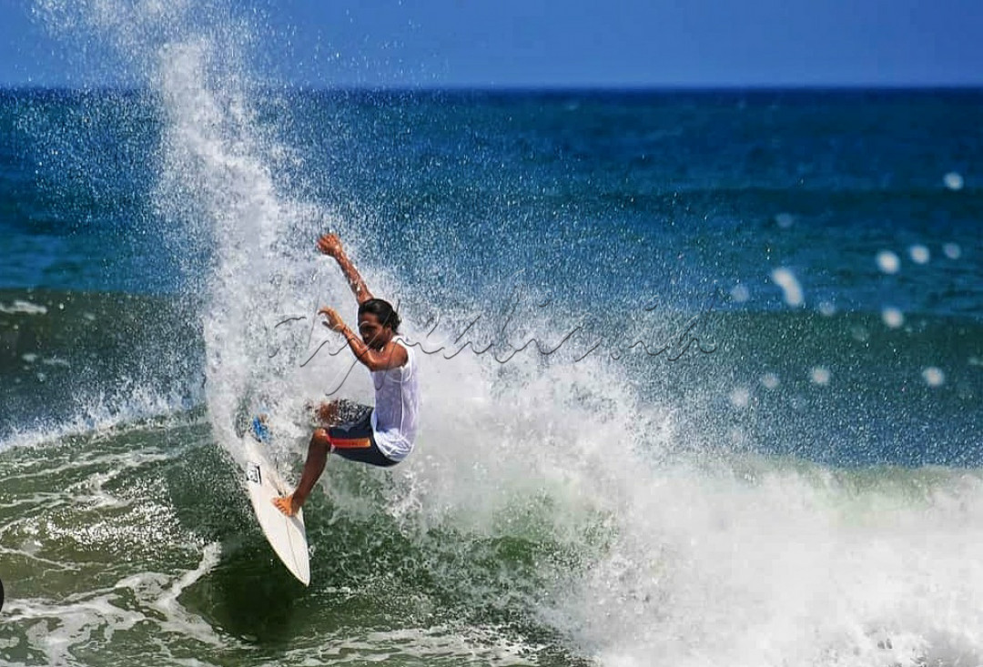 Pesona wisata bahari Indonesia adalah surga buat wisatawan, termasuk juga buat pecinta olahraga selancar alias&nbsp;surfing.